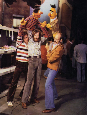 Die US-amerikanischen Puppenspieler Richard Hunt, Jim Henson und Frank Oz mit Ernie und Bert.