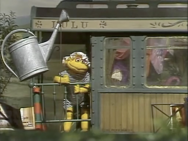 Lulu präsentiert ihr Badekostüm, 1980.