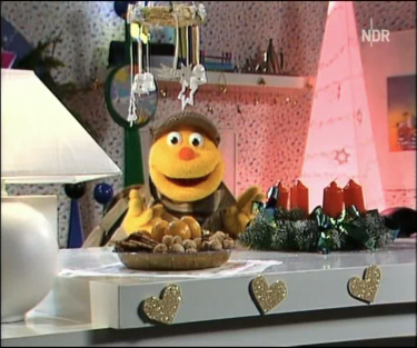 Spencer in seiner weihnachtlich dekorierten Wohnung, 1989.