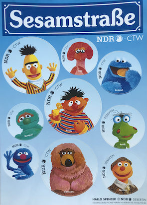 Gemeinsames NDR-Merchandising der "Sesamstraße" und von "Hallo Spencer", um 1990.